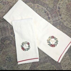Vtg Christmas Bath & Lg Hand Towel Embroidered Wreath Poinsettia Cotton Bathroom